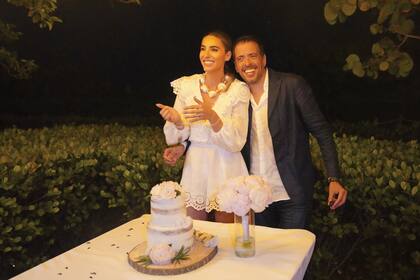 El menú incluyó asado argentino. Después de comer, los flamantes marido y mujer cortaron la torta de boda gluten free. A las diez de la noche el festejo llegó a su final: hay toque de queda en Florida