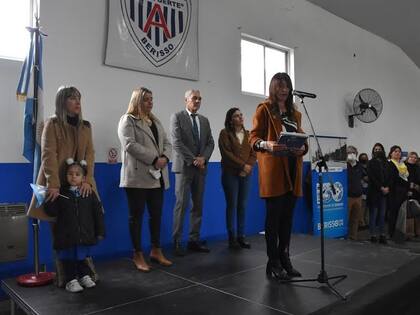.Susana Aguirre Ponce, jefa de Educación Pública del partido de Berisso recibió abucheos y silbidos por usar el lenguaje inclusivo en un acto escolar