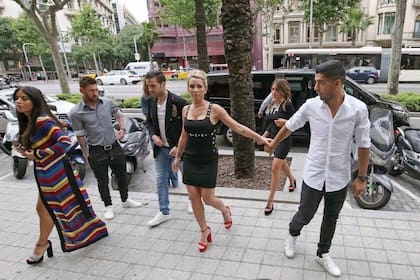 Daniella Seeman (a la izquierda), la mujer del futbolista Cesc Fabregas e íntima de Antonela, las acompañó en la apertura y usó zapatos de la marca.