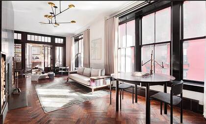 Consta de dos dormitorios, dos baños, una cocina amplia con isla, cuarto de lectura, living con chimenea