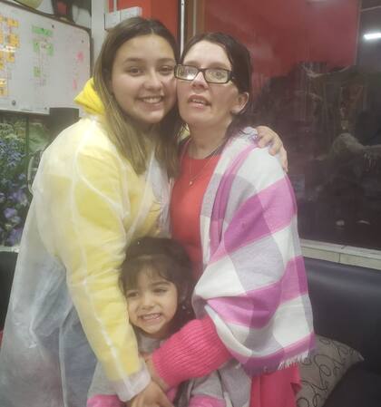 El reencuentro de Laura con sus hijas Francesca, de 3 años, y Martina, de 13 