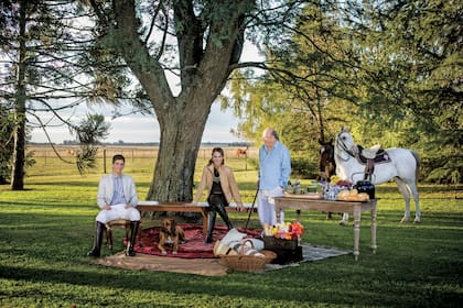 Nequi y Bartolomé se conocieron en 1992 mientras veraneaban en Punta del Este. Ella tenía 32 años, él, 52, y el flechazo fue inmediato. Se casaron en 2001 y al tiempo. nació Santos, el quinto hijo de él y el tercero de ella.