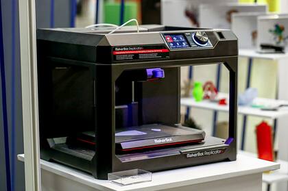 Las máquinas se activan a través de una App y da la posibilidad de fabricar con diferentes materiales