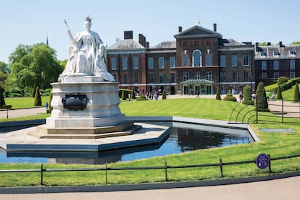 Hasta hace unos meses, Meghan solía correr de incógnito por los jardines públicos de Kensington. Hoy en día, la duquesa entrena con un personal trainer en Heartcore Fitness, un gimnasio especializado. La sesión cuesta 253 dólares.