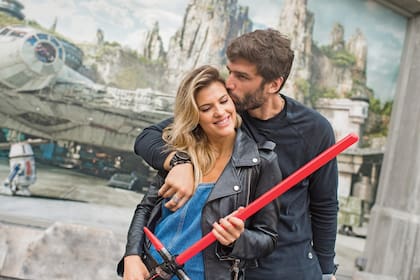 “Una de las cosas que admiro de Meme es que me sigue sorprendiendo después de casi nueve años juntos. Él siempre tiene una sorpresa para nosotras y hace que todo sea mágico”, cuenta la modelo.