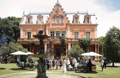 El terreno donde se levanta Villa Ocampo perteneció, en un principio, a Francisca Ocampo de Ocampo, quien lo cedió a su sobrino Manuel, padre de la escritora Victoria Ocampo, para que construyera una quinta. Victoria la heredó en 1930 y la siguió usando como casa de verano, hasta que decidió mudarse