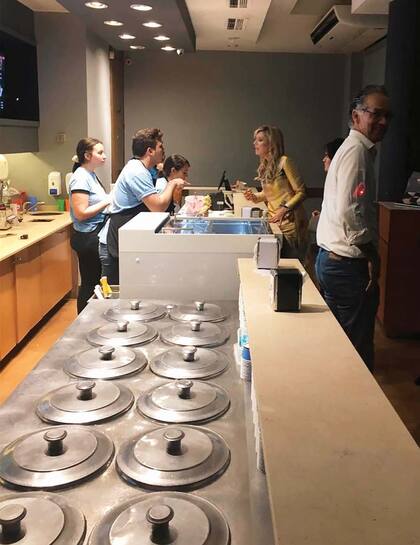 Después de la función de Argentum –creada especialmente para la ocasión por Ricky Pashkus– y la comida en el Salón Dorado, la Reina decidió terminar la noche con un helado de Freddo.