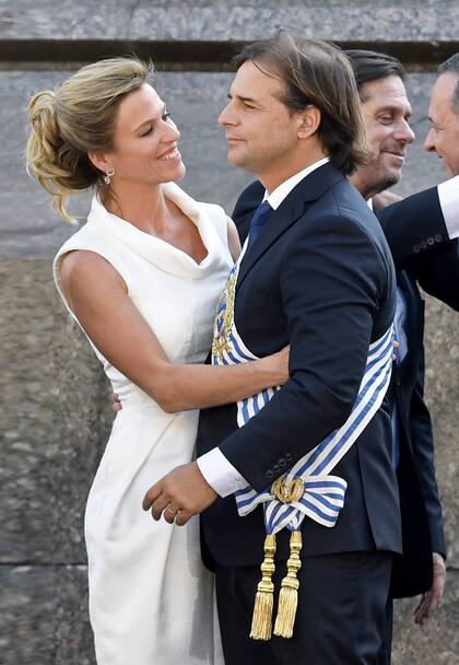 La pareja presidencial uruguaya. Ella mira con orgullo y admiración a su marido, Luis Alberto Lacalle Pou