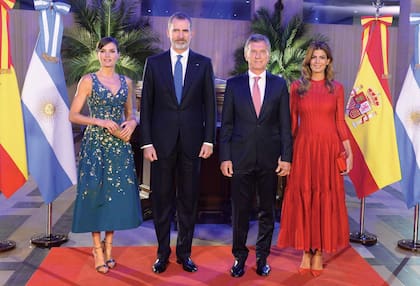 El presidente Mauricio Macri y la primera dama Juliana Awada agasajaron a los reyes de España con una Comida de Honor para cuatrocientas personas en el CCK, antiguo Palacio de Correos y Telecomunicaciones inaugurado en 1928 y reabierto como centro cultural en 2015.
