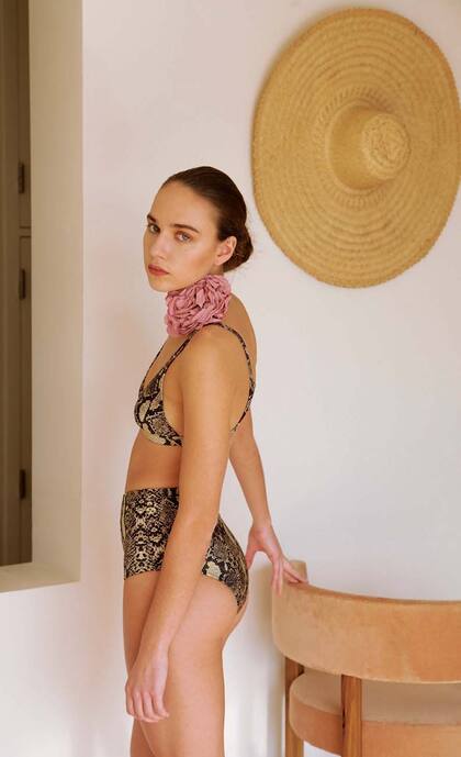 Tras “negar” su destino, sorprendió a todos con unas fotos maravillosas que hizo para By Mumi. “Sé que el modelaje está bueno para mí. Sería necio de mi parte dejar pasar este tipo de oportunidades”, cuenta Fini, que heredó el figurón y la belleza de Andrea.