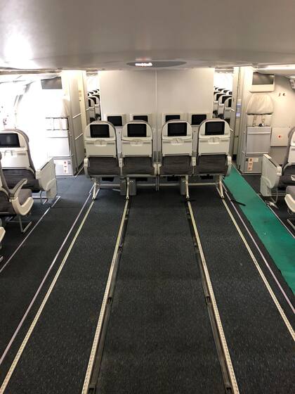 Se incrementó la capacidad de carga de los aviones quitando parte de los asientos