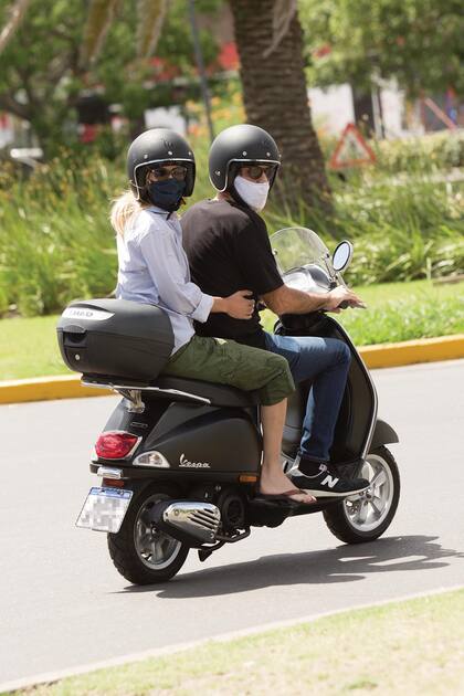Inseparables desde hace cuatro años, encontraron en la Vespa una aliada para hacerse una escapada romántica y cercana a cada rato.