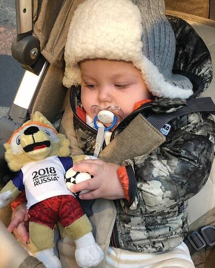 Lookeado con campera camuflada y gorro de lana y piel, Mirko juega con Zabikaka, el lobo mascota de la Copa del Mundo. 