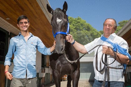 El aprendiz Ramiro García, el jinete que cada mañana trabaja con Caroprese y ya ganó con un ejemplar suyo