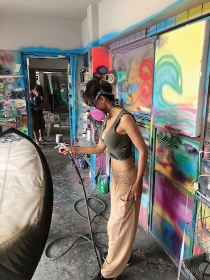 Con una pistola a presión, María define los últimos detalles