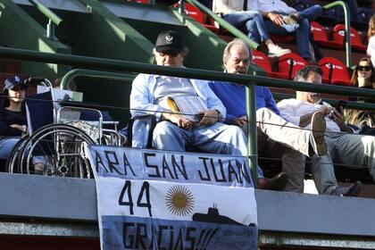 Homenaje del público en Palermo a los 44 tripulantes del submarino ARA San Juan, encontrado pocas horas antes.