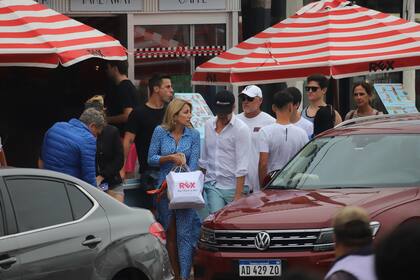 Martín Redrado y Lulú Sanguinetti realizaron algunas compras y aprovecharon el día para caminar