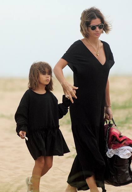 Con looks sincronizados en negro, la China y su hija mayor, Rufina, se fueron de la playa tomadas de la mano