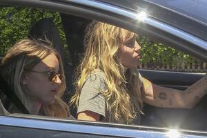 Miley Cyrus pasea con Kaitlynn Carter, mientras su ex Liam Hemsworth hace surf