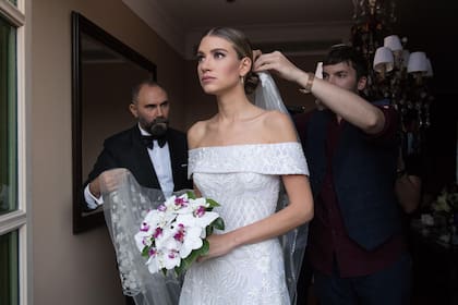 La novia se vistió en una suite del Duhau, donde fue asistida por Gabriel Lage, el autor de su traje, íntegramente bordado a mano.