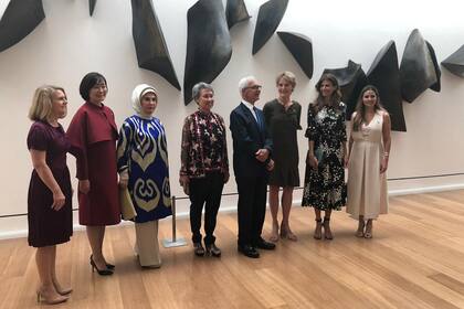 Máxima y Melania tuvieron que dejar el museo tras el almuerzo. Por eso el recorrido lo hicieron (de izquierda a derecha) Malgozata Tusk, Akie Abe, Emine Erdogan, Ho Ching, Diana Carney, Juliana Awada y María Gabriela Sigala.