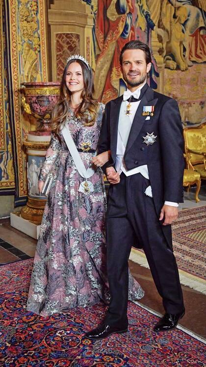 Del brazo de su marido, el príncipe Carlos Felipe, en una gala palaciega, con el look que acostumbramos a verla.