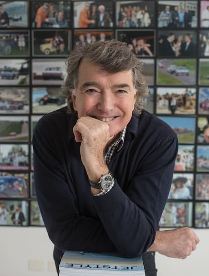 Un retrato del anfitrión frente a un mural con fotos del rally que organizó el año pasado.