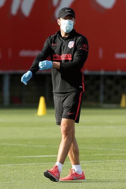  9 de mayo. El Cholo retomó su actividad profesional como director técnico del Atlético Madrid, pero obviamente con todas las precauciones necesarias. 