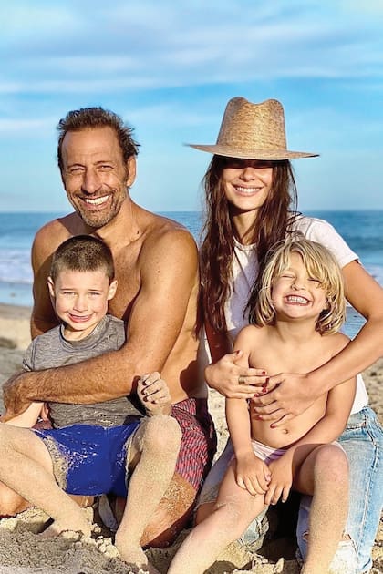 Si bien se separaron en 2006, el papá de Camila mantiene una excelente relación con Lucila Polak. En la imagen, posan juntos con Sky y Adriana, los hijos que Máximo tuvo con su segunda mujer, Jennifer Bolden.