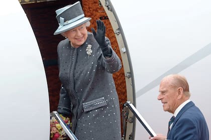 7. Durante su reinado visitó 116 países, pero jamás usó pasaporte: no lo necesita porque es ella quien los avala. Pero el beneficio no se extiende a su familia, ni siquiera a su marido.