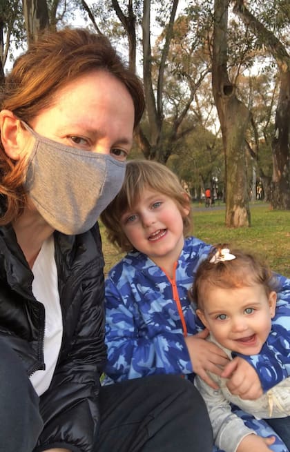 Al tiempo, agrandaron la familia con la llegada de Matilda, que hoy tiene 15 meses. El empresario teatral también es padre de Tomás (34), de su matrimonio con la actriz Linda Peretz