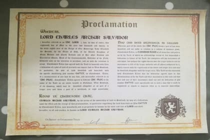 Bronson con su titulo de propiedad que luce en la cárcel en su propia celda