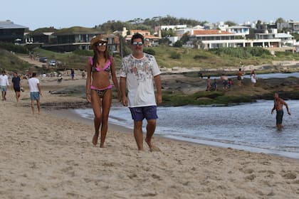 Caminatas al atardecer y lentes espejados para Agustina Casanova y su marido, Lautaro Mauro