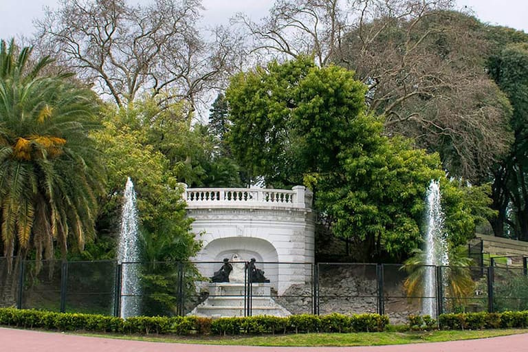 Maceteros, columnas, monumentos, fuentes y edificios históricos se distribuyen por el espacio. El templete o mirador clásico del parque se apoya en una estructura circular con columnas de estilo clásico. El Museo Histórico Nacional de Argentina está ubicado en el Parque Lezama