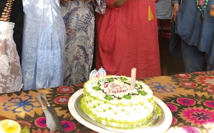 La torta de cumpleaños, con velitas y la inscripción “Gina”, como la llaman sus íntimos.