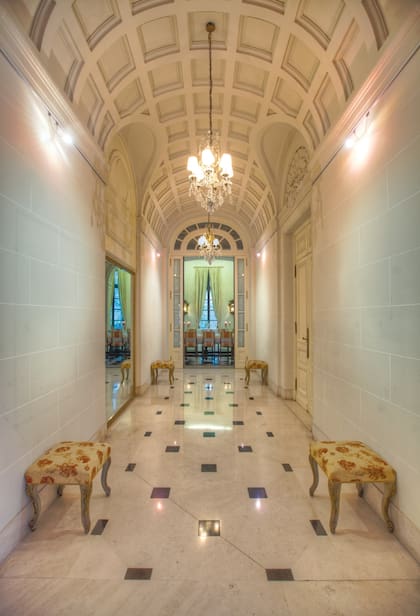 El corredor que une el hall de recepción con cielorraso en bóveda de cañón corrida con casetones cuadrados representa a la perfección el estilo del neoclasicismo francés.
