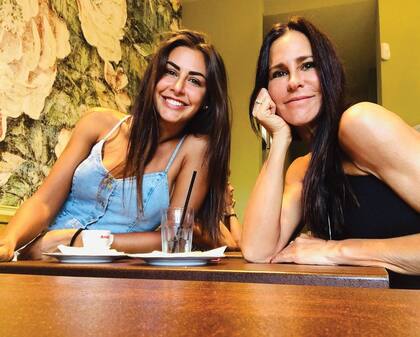 Junto a Carolina Baldini, la madre de Gio, con quien mantiene una excelente relación.