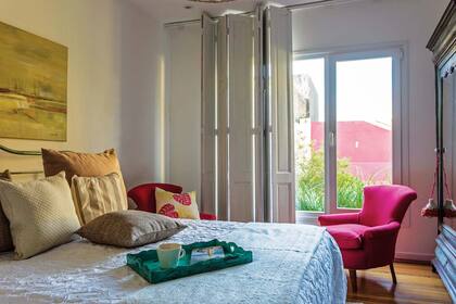 Para modernizar el sillón de época, se lo tapizó en fucsia.