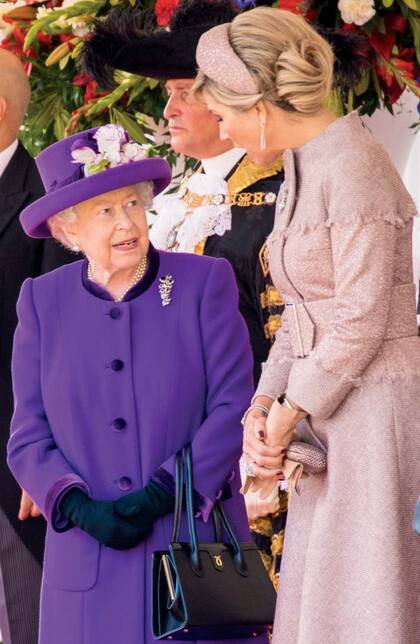 Máxima consiguió sacarle a la Reina la mejor de sus sonrisas en el recibimiento. En esta imagen se aprecia la altura de la monarca holandesa, que mide 1,78 (y además usa tacos de vértigo).