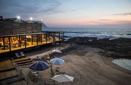 El hotel Apacheta está de espaldas a la ladera de un cerro donde se practica parapente y frente a una de las mejores olas para los surfistas.