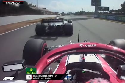 El momento que Raikkonen se dispone a pasar a Grosjean, en la recta principal.
