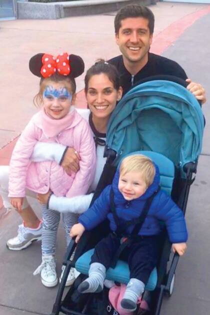 Con su marido desde hace tres años, Facundo Bullrich, y sus hijos, Francesca y Federico