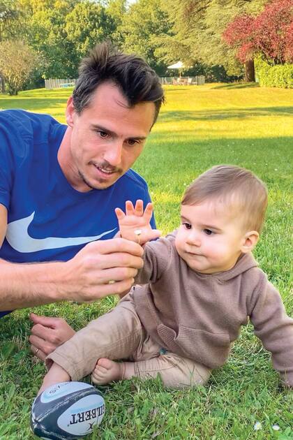 Juan ya le hace ir conociendo el rugby a Bastian.