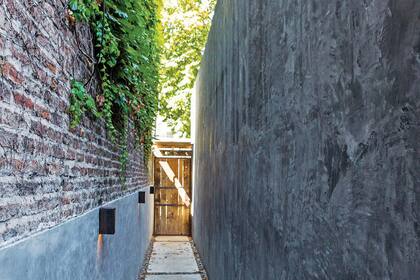 En la entrada, un portón de madera da la bienvenida.