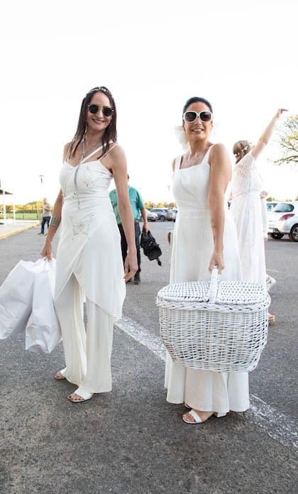 Hasta las gafas y la canasta de pic nic, en blanco total.