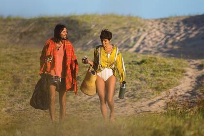 La actriz llevó un traje de baño enterizo, una camisa y una canasta de fibra natural, mientras que el músico optó por un short de baño brilloso y una manta escocesa.