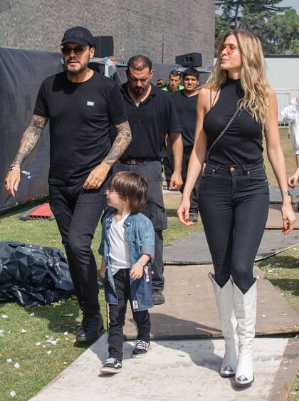 En vísperas de su cumpleaños, que fue el lunes 1 de abril, y mientras prepara su vuelta a la tele, Marcelo Tinelli dijo presente en el show de “Lelé”. Llegó acompañado por su amor, Guillermina Valdes –con altísima botas Valdez– y su heredero menor, Lolo.