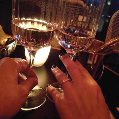 La foto que compartió en su Instagram (dos copas de vino, manos entrelazadas y anillo) para anunciar su compromiso con Alberto, desde París