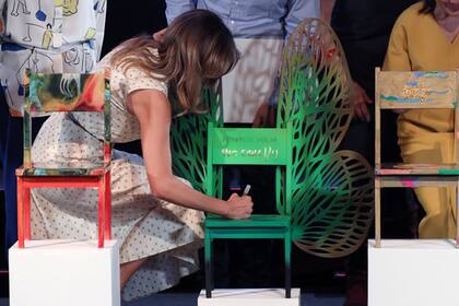 Melania Trump deja su firma en una silla que será enviada a un centro de primera infancia como recuerdo del G20.