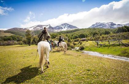 Durante una cabalgata, una de las actividades que se propone en Huemules.